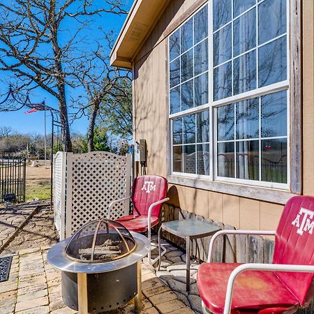 Vila College Station Getaway With Hot Tub And Courtyard! Exteriér fotografie