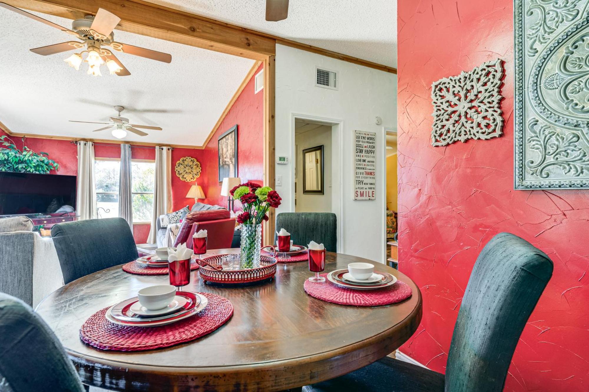 Vila College Station Getaway With Hot Tub And Courtyard! Exteriér fotografie