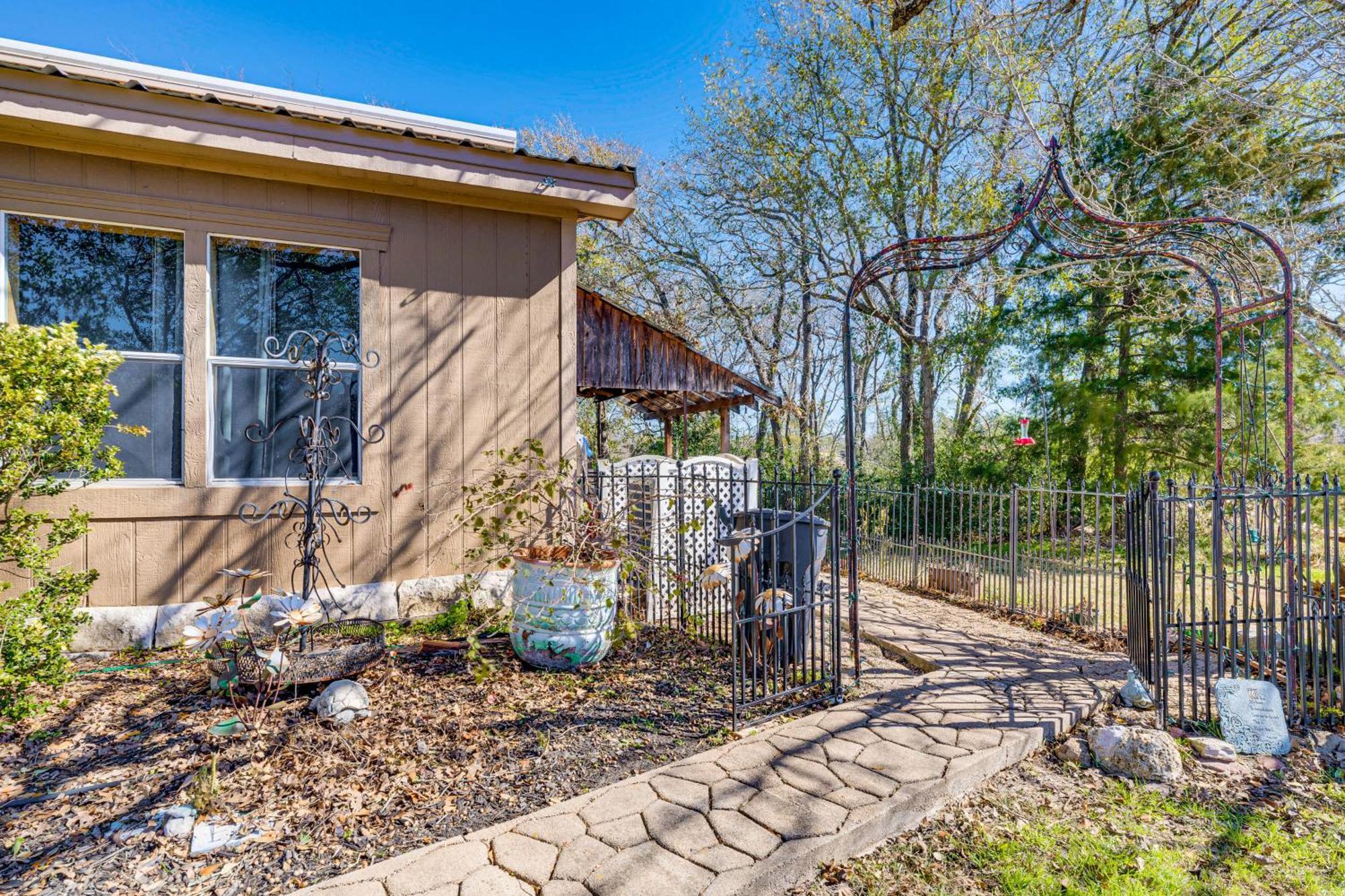 Vila College Station Getaway With Hot Tub And Courtyard! Exteriér fotografie